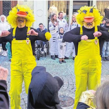 «Lachen, feiern, fröhlich sein» - Tänzerische Darbietungen gehören zum Fasnachtsspektakel in der Gasse dazu. Bilder: Marco Huwyler/zg
