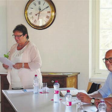 Heim-Stimme nach aussen tragen - Die neue Vereinspräsidentin Doris Stöckli (l.) und Heimleiter Philipp Zimmermann (mit Brille) informierten an der GV. Bild: Stefan Treier