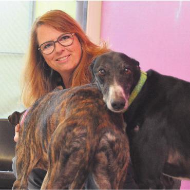 Damit sich endlich etwas ändert - Sarah Hegi mit zwei der Galgos, die aktuell in der Auffangstation in Büelisacker leben. Bild: Annemarie Keusch