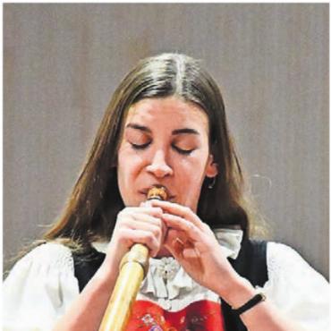 Gemeinsam Grenzen überschreiten - Lisa Stoll begeistert die Zuhörer mit ihrer Spielvielseitigkeit auf dem Alphorn.
