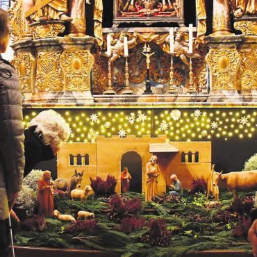 Weihnachtliche Motive erkundet - Grosses Interesse zeigten die Besucher auch an der neue Krippe, sie wird seit zwei Jahren aufgestellt. Bis Weihnachten jedoch noch ohne Jesus in der Krippe.
Bilder. Verena Anna Wigger