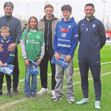 Grosse Stars für kleine Helden - Die drei grössten Akteure des FCW-Sponsorenlaufs wurden von 
den drei grössten Figuren des FCW geehrt. Von links: Ciriaco Sforza mit Sohn Leon Meyerstein, Liani Aurora Lucks, Alessandro Vogt, Elia Marti und Alban Pnishi. 
Bild: Josip Lasic