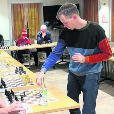 Einer gegen alle - Als Simultanspieler muss sich Jochem Snuverink an jedem Tisch rasch für seinen nächsten Zug entscheiden. Bilder: Walter Minder