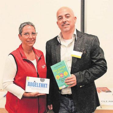 Süchtig nach guten Gefühlen - Sorgten für einen ebenso interessanten wie informativen Abend: Eveline Zowalla, Präsidentin des Samaritervereins, und Referent Reto Zurflüh von der Suchtprävention. Bild: Patrick Fischer
