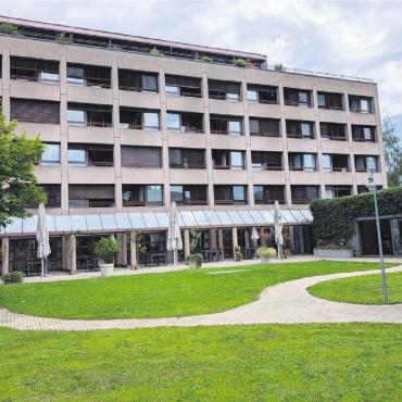 Wie umgehen mit den Flüchtlingen? - Die Geflüchteten werden unterhalb der Bärenmatt einquartiert. Ihr Aufenthalt im Freien soll Regeln unterliegen. So sollen beispielsweise die Wiesen nicht von den Asylsuchenden frequentiert werden, wie die Stadt schreibt. Bild: Marco Huwyler