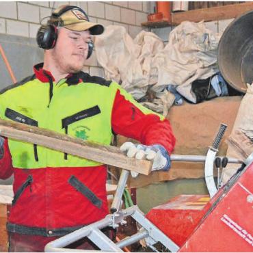 «Heizen und Energie» - Forstwart Fabian Mäder füllt das Holz in die Trommelsäge ein. Die Maschine durchtrennt Rund- oder Spaltholz mit einer rotierenden Sägetrommel und macht daraus Brennholz.
Bild: Sabrina Salm