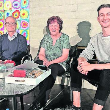 Welt ein klein wenig besser machen - Auch die bereits 8. Ausgabe der Reihe «Villmärgerle» sorgte bei Gästen und Zuhörern für gute Laune. Diesmal fühlte Moderator Jörg Meier (links) TGV-Präsidentin Hildegard Hilfiker und Unternehmer Oliver Meyer auf den Zahn. Bild: Britta Müller