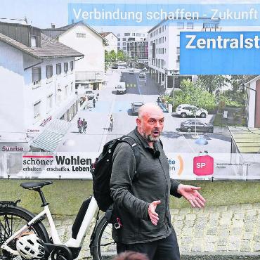 Mehr Gelassenheit wäre besser - Die geplante Aufwertung der Zentralstrasse war während Monaten das beherrschende Thema in Wohlen. Sie wurde an der Urne abgelehnt. Einwohnerrat Patrick Schmid (Grüne) kämpfte mit Orientierungsrundgängen für die Verbesserung im Zentrum. Bilder: Archiv/dm