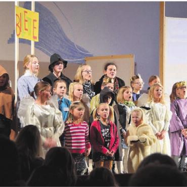 Engelsbook und WhatsErde - Das Krippenspiel in der reformierten Kirche hat Tradition. Bild: Archiv