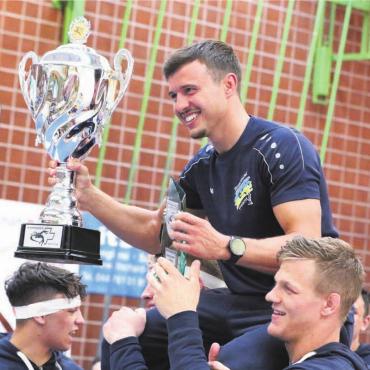 Zum Abschied einen Titel - Es war der letzte Einsatz für Michael Bucher als Trainer der RS Freiamt. Am Ende darf er sich mit dem Pokal feiern lassen. Bilder: Josip Lasic