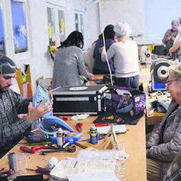 Für viele glückliche Gesichter gesorgt - Interesse und Andrang beim ersten Repair-Café waren gross. Gut 100 Personen schauten vorbei. Von 42 Reparaturen waren 36 erfolgreich.