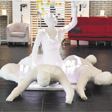 Ein Fest für die Kunst - Der «ArtsDay» soll wie ein Kulturhaus der Kanti wirken: Im Eingangsbereich sind bereits erste Installationen erstellt. Bild: mo