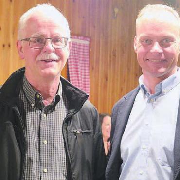 Ehrung eines Urgesteins - Präsident Urs Schuhmacher gratulierte dem Tägliger Gemeindeschreiber Rolf Meier zu seinem 40-Jahr-Jubiläum. Ende Januar geht Meier in Pension.
