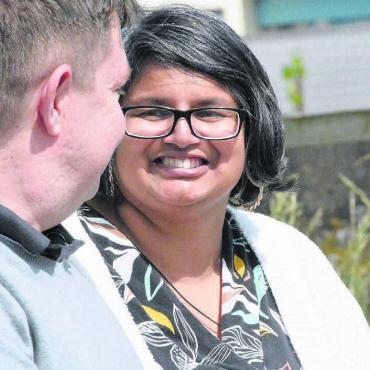 Anderen helfen, die Sonne zu sehen - Heute kann Nisha Fähndrich aus Waltenschwil wieder strahlen: Nach vielen beschwerlichen Jahren haben sie und ihr Mann Peter den Weg zurück ins Glück gefunden. Bild: Celeste Blanc