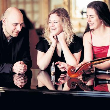 Alles andere als kalter Kaffee - Das Trio Sorriso besteht aus ausgezeichneten Musikerinnen und Musikern mit internationaler Erfahrung. Es sind dies Lukas Roos, Klarinette, Daniela Roos, Violoncello, und Patricia Ulrich, Klavier. Bild: pd