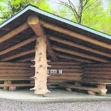 «Brötlen» auch bei schlechtem Wetter - In etwa so soll der neue Unterstand später aussehen. Bild: zg