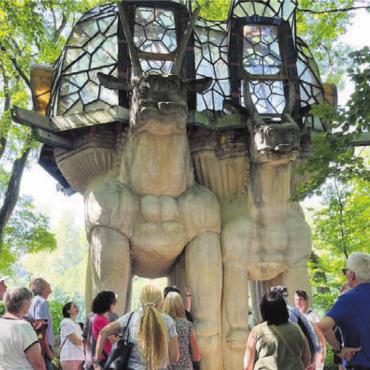 Eine skurrile Welt voll Fantasie - Der imposante Kuh- und Stierpavillon ist heute die Gedenkstätte von Bruno Weber (1931–2011) und verursacht beim Betrachten Gänsehaut.