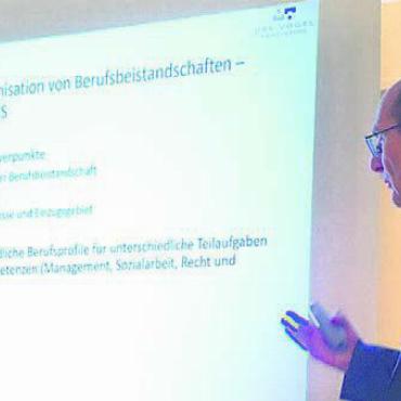 Mehr und anspruchsvollere Fälle - Urs Vogel referiert über die KOKES-Anforderungen an Berufsbeistandschaften.