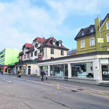 «Perron 1» - Das Baugesuch liegt auf, die Bauprofile stehen: An der Wohler Bahnhofstrasse geht es voran. Der Bezug der Wohn- und Gewerbefläche scheint im Herbst 2027 realistisch zu sein. Bilder: Monica Rast / pd