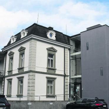 Neuer Standort für die Bibliothek? - Das Kirchgemeindehaus der reformierten Kirchgemeinde könnte Platzprobleme der Einwohnergemeinde lösen: Die Liegenschaft Alte Bahnhofstrasse 13 sieht der Gemeinderat als möglichen neuen Standort der Gemeindebibliothek. Bild: Daniel Marti
