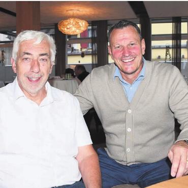 Der grosse Umbruch - Einfach nur stolz: Parteipräsident Roland Büchi (links) und der neue Gemeindeammann Roland Vogt. Bilder: Daniel Marti