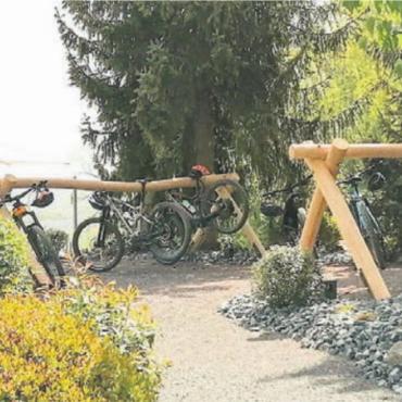 Ausflugsziel für Wanderer und Biker - Guter Service bei der «Linde»: Der Veloparkplatz wurde vergrössert und mit Ladestationen für E-Bikes ausgerüstet. Bild: zg
