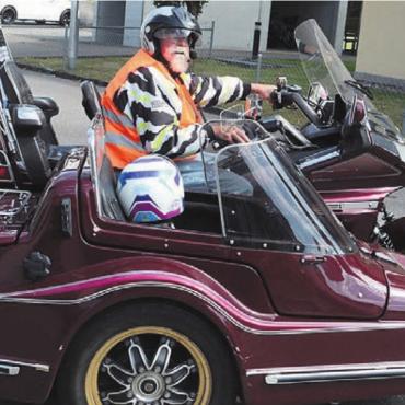 Wunderbare Stunden geniessen - Mitorganisator Ruedi Walder hat seine Enkelin im Seitenwagen dabei.