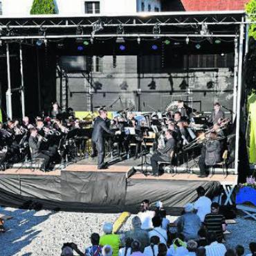 Und die Freunde kamen - Die Musikgesellschaft Bünzen spielte in ihrer neuen Uniform, zur Freude der Besucher.