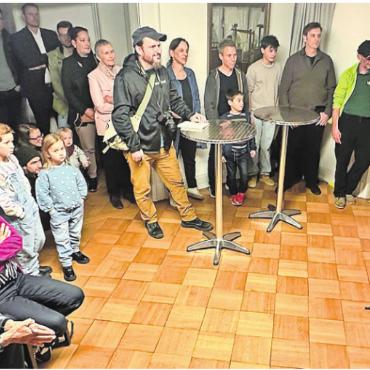 Kinderbuchfigur wird geadelt - Grosses Interesse an der Vernissage.