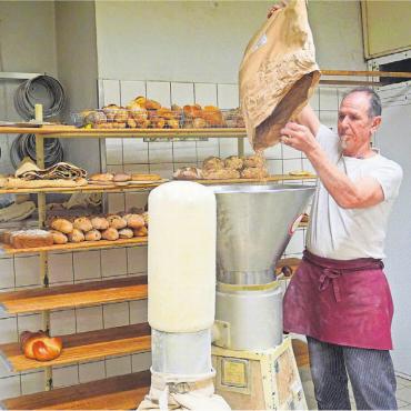 Bio-Brote aus Traditionshaus - Die uralte Elsässer-Zentrofan-Steinmühle zermahlt Bio-Weizen, Dinkel und Roggen zu frischem Vollkornmehl – für die Spezialitäten aus Benny’s Bäckerei. Bild: rts