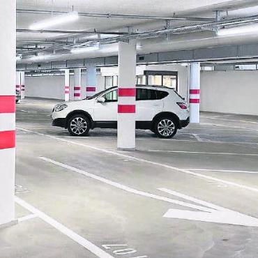 Wenig Verständnis für den Vorstoss - Die Tiefgarage unterhalb des Bushofs steht meistens leer. Sehr zum Ärger des Parlaments.
