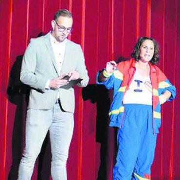 Ein Event-Manger soll es richten - Turnerin Kathi und Manager Rösi.