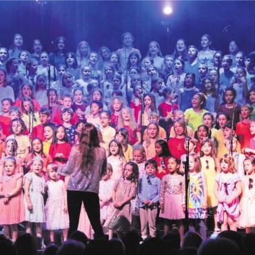 Gänsehaut-Momente - 150 Sängerinnen und Sänger aus zwei Musikschulen vereint für «Young Voices in Concert». Bilder: Monica Rast