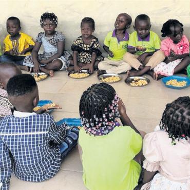 Ein Projekt nach dem andern - Das erste gemeinsame Mittagessen vor dem neuen Primarschulhaus. In Burkina Faso startete das Schuljahr letzte Woche.