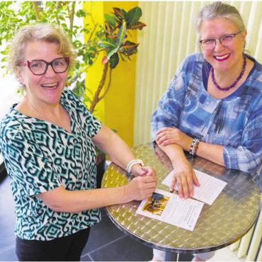 Ü60-Singles vermitteln - Sie organisieren zusammen mit Sibylle Ming von der Fachstelle Sexuelle Gesundheit das Speeddating für über 60-Jährige: Cécile Hanhart, Frauengemeinschaft Rudolfstetten (links), und Sozialdiakonin Maria Trost. Bild: zg