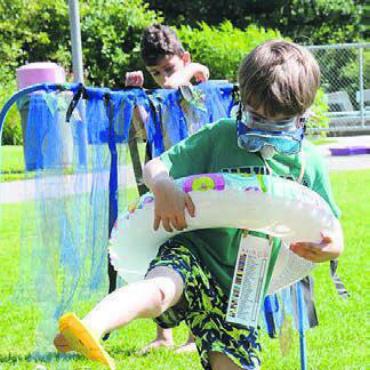 Ganzes Areal ein grosser Spielplatz - Gar nicht so einfach: in Taucherausrüstung durch einen Hindernisparcours.