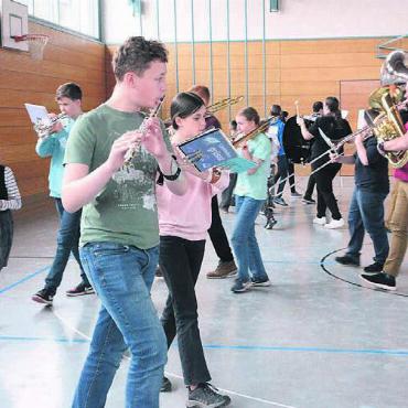 Engagement trägt Früchte - Musizieren und gleichzeitig marschieren – die Kombination ist gar nicht so einfach.