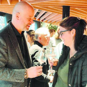 Den Augenblick geniessen - Gemeinsam anstossen auf den Erfolg: Sibylle Parvex-Käppeli hat ihren Mann im Wahlkampf aktiv unterstützt. Nun hat es Olivier Parvex im zweiten Wahlgang geschafft. Zur Feier kam er mit der gesamten sechsköpfigen Familie in den Chappelehof. «Sie gibt mir Halt», sagt er. Bild: Chregi Hansen