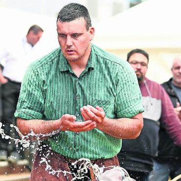 Eine Freiämter Schwingertragödie - Die Diagnose war für Joel Strebel eine kalte Dusche. Kreuzbandriss mit angerissenem Meniskus. Die so gut gestartete Saison nimmt ein abruptes und trauriges Ende. Bild: Alexander Wagner