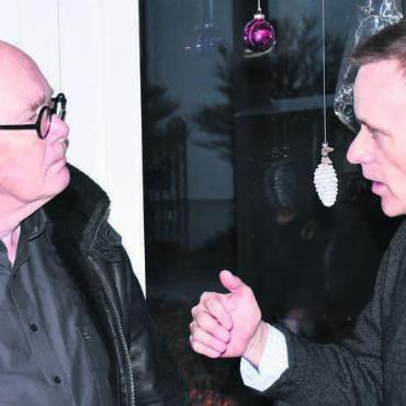 Vor allem die SVP strahlte - SVP-Fraktionspräsident Manfred Breitschmid durfte die Gratulation von Regierungsrat Jean-Pierre Gallati entgegennehmen.
