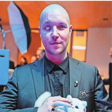 Ein Hauch von Hollywood - Philipp Maximilian Ritter als böser Bondgegner Ernst Stavro Blofeld.
