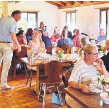 Brunchen im Füürwehrstübli - Die Mitte fühlte sich wohl in der ehemaligen Schützenstube. Bild: zg