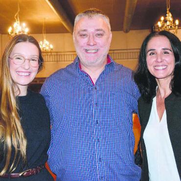 Öffentlichkeit statt Schneckenhaus - Sie sorgten für einen spannenden Abend, von links: Dermatologin Karolina Reiprich, Acne-Inversa-Betroffener und Mitorganisator Marcel Ramuz und Moderatorin und Präsidentin des Samaritervereins Nicole Thalmann. Bild: Annemarie Keusch