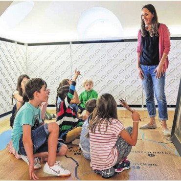 Renaissance eines Handwerks - Schulklassen können im Rahmen des Lehrplans mit einer Vermittlerin die Dauerausstellung des Museums spielerisch erkunden und erhalten Einblick in verschiedene Materialien und die Herstellung. Bild: Felix Wey