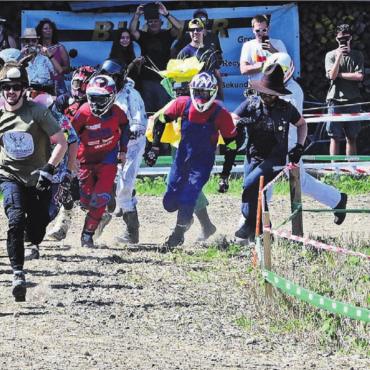 Frisiert am Maiengrün - Fliegender Start. Die Teilnehmer mussten zu ihren Töffli sprinten, bevor es losging. Ein Spektakel für Teilnehmer und Zuschauer. Bilder: Luca Nauer / Thomas Meier