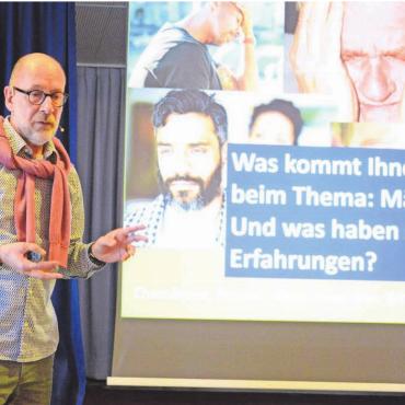 Weil Männer anders leiden - Thomas Feldmann hat viel Erfahrung im Bereich der Beratung von Männern, gehörte einst auch zu den Gründern des Männerbüros Luzern. Heute leitet er unter anderem die Fachstelle «Begleitung in der letzten Lebensphase» der Caritas Zentralschweiz. Beim Thema seines Vortrags kann er daher aus dem Vollen schöpfen. Bild: Chregi Hansen