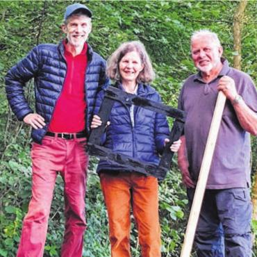 Kunstausflug zum «Fischbacher Mösli» - Die drei Verantwortlichen Verena Schütz und Robert Keller (links) von der Kunstkommission Wohlen und Hans Kneubühler (rechts) von der Kulturkommission Fischbach-Göslikon beim Rekognoszieren und Erkunden des gesuchten Ortes. Bild: zg