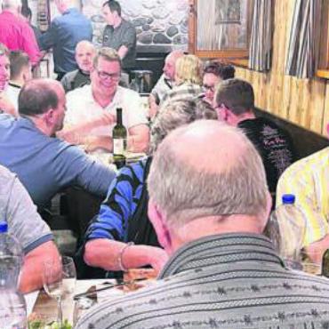 Feines Raclette und Lotto - Gemütlich ging es unter den rund 35 Mitgliedern des Gewerbevereins zu. Bild: zg
