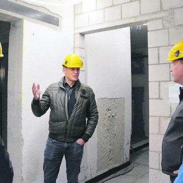 Mit ein, zwei Überraschungen - Gemeinderat Pascal Vontobel zeigt der interessierten Bevölkerung die sich im Bau befindenden Räumlichkeiten. Bilder: Annemarie Keusch