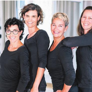 Bewegung und Balance im Fokus - Dieses Team bietet am neuen Standort ein vielseitiges Kursprogramm (von links): Gaby Matter, Christine Rüegg, Alexandra Burch und Sara Roth. Bild: zg